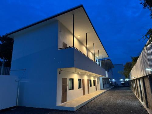 Mak Khaeng Hotel | GlassHouse