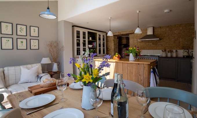Bourton-on-the-Hill House | Gleneda Cottage - a renovated, traditional Cotswold cottage full of charm with fireplace and garden
