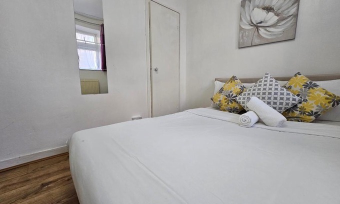 Bethnal Green House | Globe Rooms