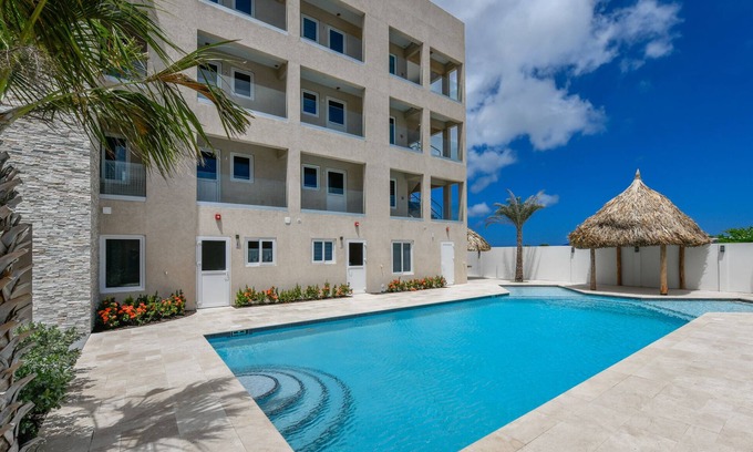 Ponton Apartment | Gloednieuw Appartement met Zeezicht. Fantastisch Gelegen 5 min van the Beach