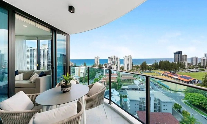 Broadbeach Apartment | GLORIOUS GALLERY IN BROADBEACH - BOOK NOW