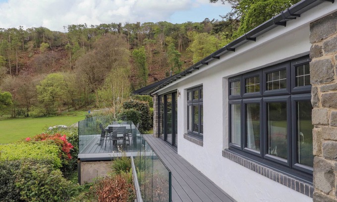Mynytho Cottage | GLYN-Y-MOR, country holiday cottage, with a garden in Llanbedrog