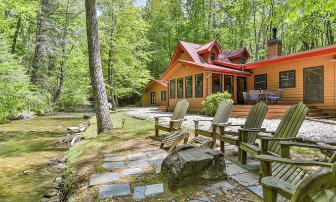 Walnut Mountain Cabin | Go With The Flow-Creek front, only 10 mins to downtown Ellijay/Minimum Age Requ
