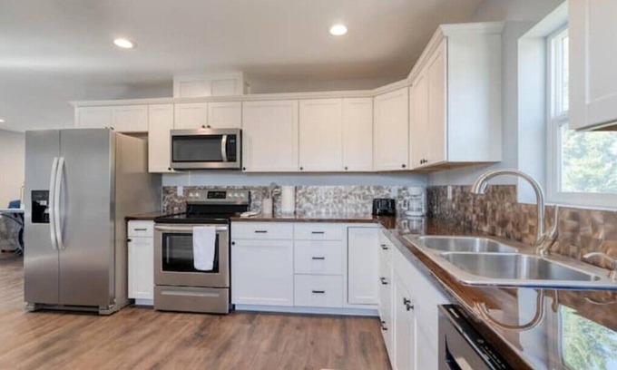 Evergreen House | Gold Rush | MT Sky Haus- 8 mins from airport