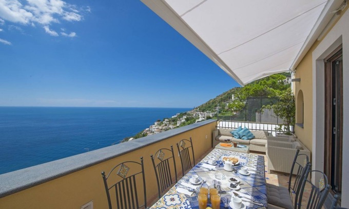 Praiano House | Golden Vaults, at few stairs from the road. It is easy to park in the area