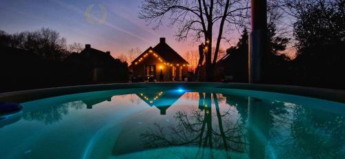 Ewijk House | Goldenescape 6P Vip huis met Royale tuin en hottub 110