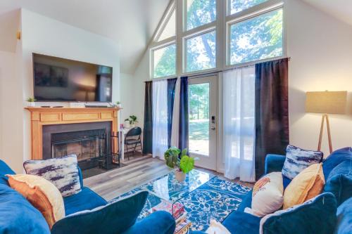 The Woods House | Golf and Hike Home with Resort Perks in Hedgesville