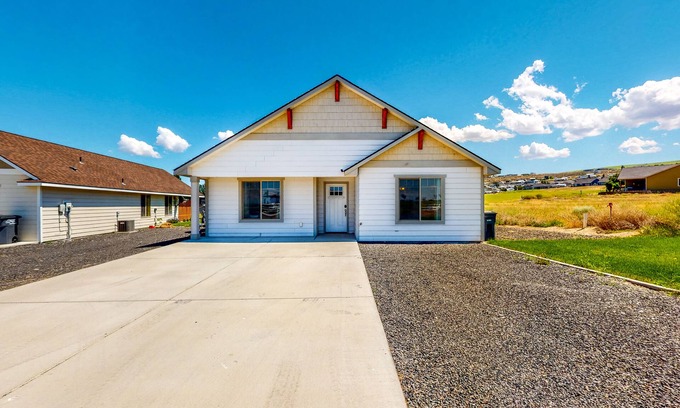 Moses Lake House | Golf course getaway on 5th hole, across from Potholes State Park - dog-friendly