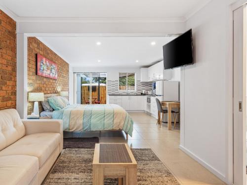 Rosebud House | Golfside Getaway 2 by Ready Set Stay