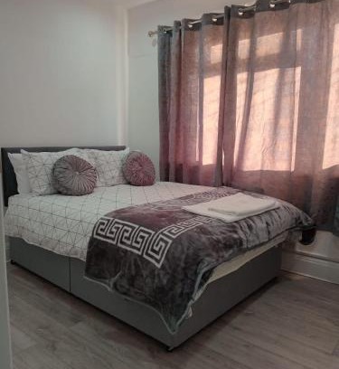 Harrow Weald House | Good priced Single Rooms in harrow with shared bathrooms