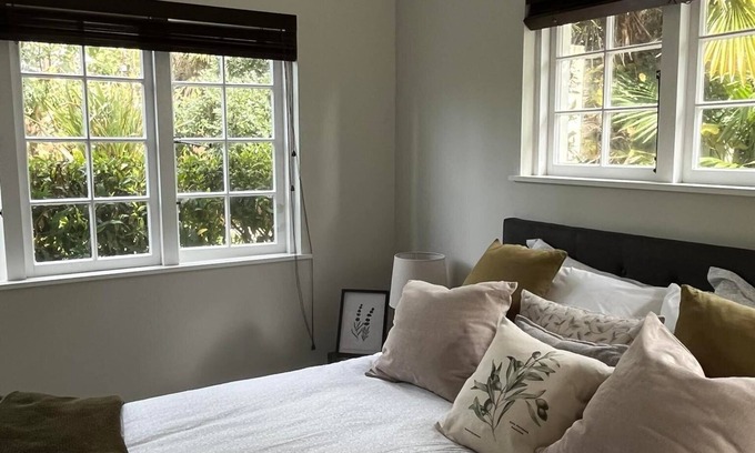 Herne Bay Apartment | Gorgeous 1 bedroom Apartment in top, quiet suburb, Herne Bay, is Peaceful & Safe