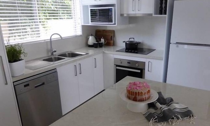 Albury Apartment | Gorgeous 2 bedroom apartment - Lux, central and quiet with private courtyard
