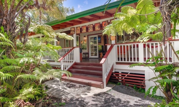 Volcano House | Gorgeous 3bd/2ba villa with covered patio, ping pong table, BBQ & playground