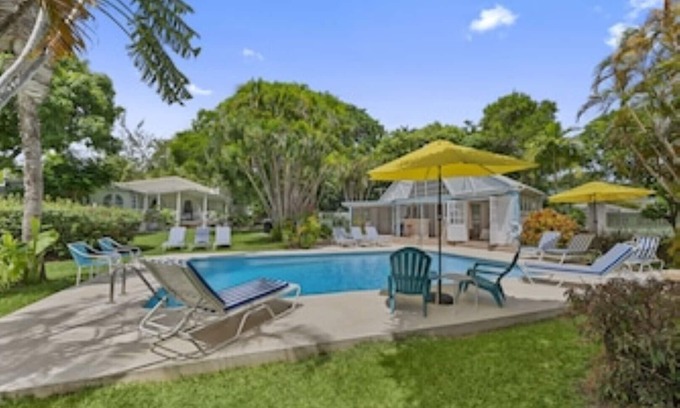 Speightstown Villa | Gorgeous 4 bedroom family villa only 4 mins walk to Mullins beach