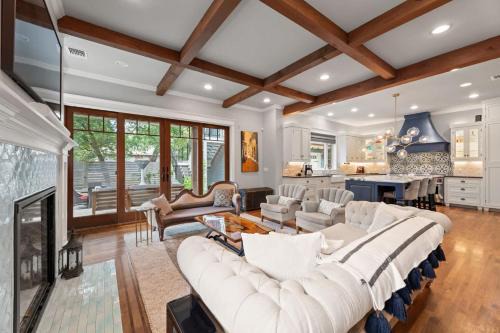 Westfield House | Gorgeous 4BD Plus Studio for 12 with Fire Pit & Near Downtown