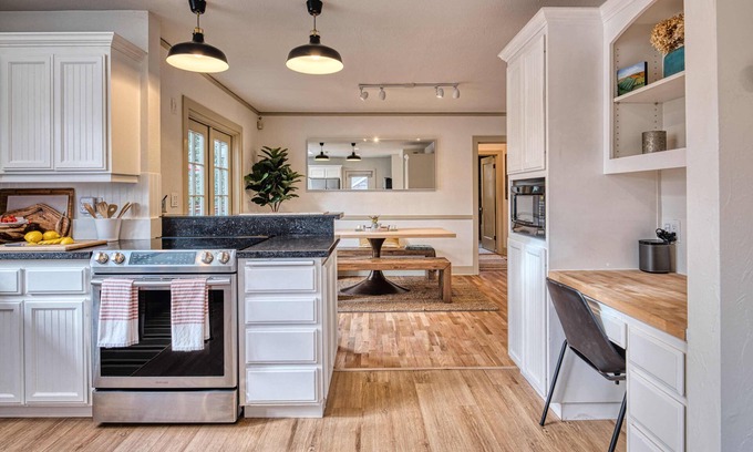 Amazon House | Gorgeous 5bd/3bath Eugene home with Hot tub! 5 minute walk to University!