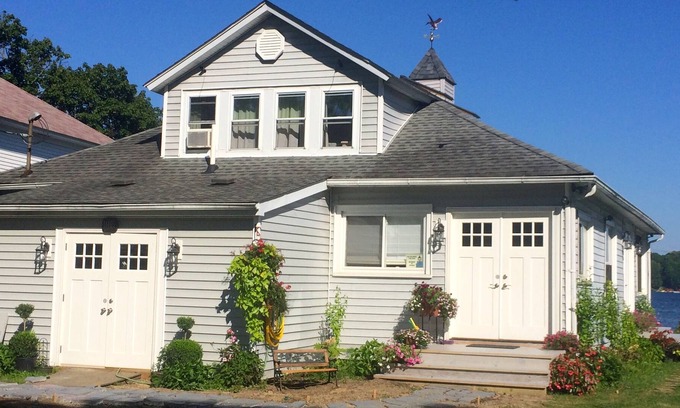 Conneaut Lakeshore Cottage | Gorgeous 6 BR lakefront
