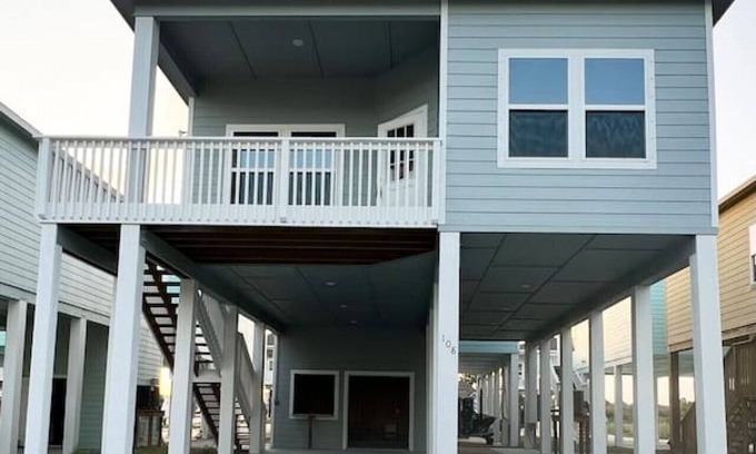 Palm Harbor House | Gorgeous Beach House w/Pop Up Bar & Community Pool