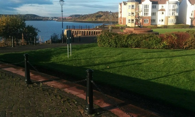 St. Davids Apartment | Gorgeous Boutique Coastal Apartment Near Edinburgh with Parking