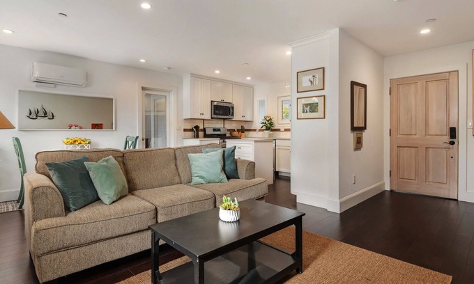 Upper East Condo | Gorgeous California Comfort - King Bed - Walk to Downtown and Parks!