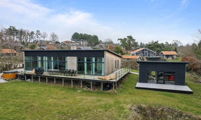 Øer Strand House | Gorgeous home in Ebeltoft with kitchen