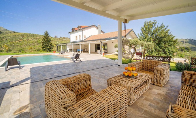 Belmonte Mezzagno House | Gorgeous home in Belmonte Mezzagno