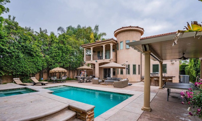 Tarzana Villa | Gorgeous Los Angeles Paradise Escape