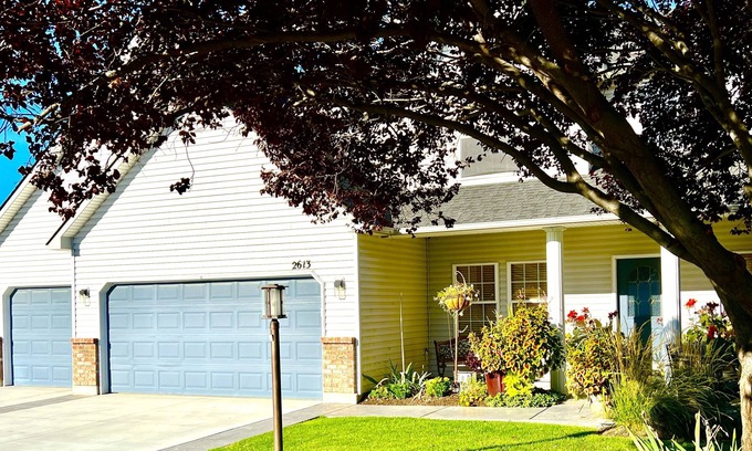 Meridian House | Gorgeous NW Meridian Home in Golf Course Community