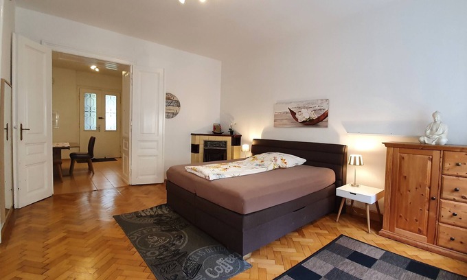 Schottenfeld Apartment | Gorgeous Viennese Apartment/10 min to City Center