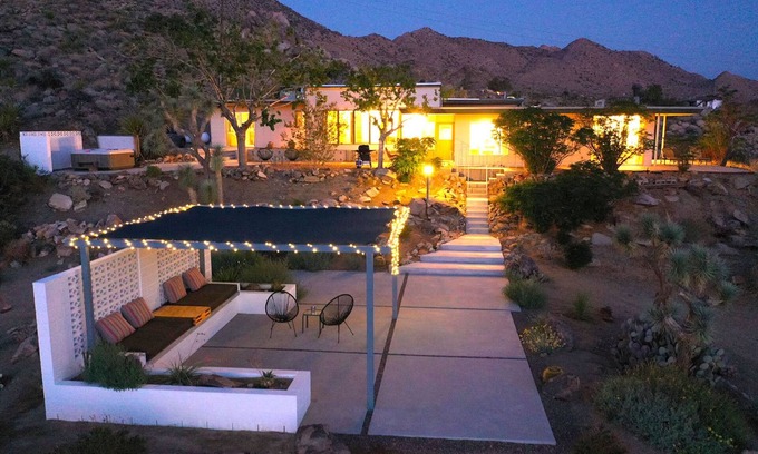 Joshua Tree Highlands House | Gorgeous Views, 5 Acres, Sleeps 8, Hot Tub, WiFi, Close to Park!