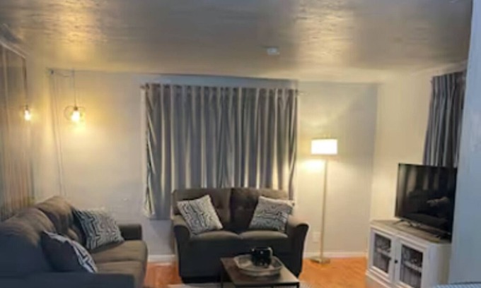 Central Oklahoma City Apartment | Got the blues? Check out this cozy little garage apt for a relaxing getaway.