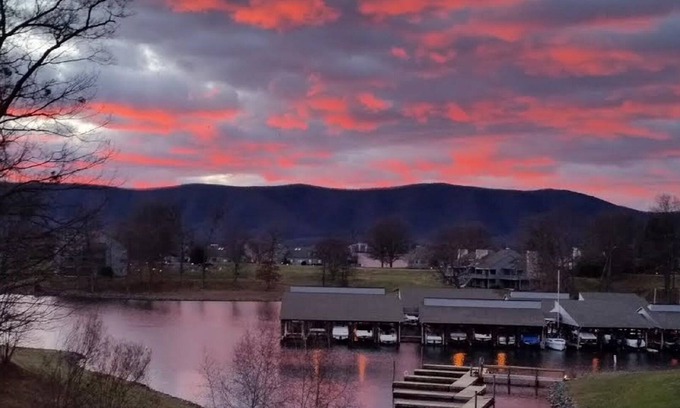Smith Mountain Lake Condo | Grace's Place at Bernard's Landing - Lakefront - Smith Mountain Lake