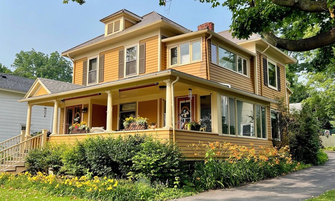 Town of Ledyard House | Gracious Guest House for Family Gatherings