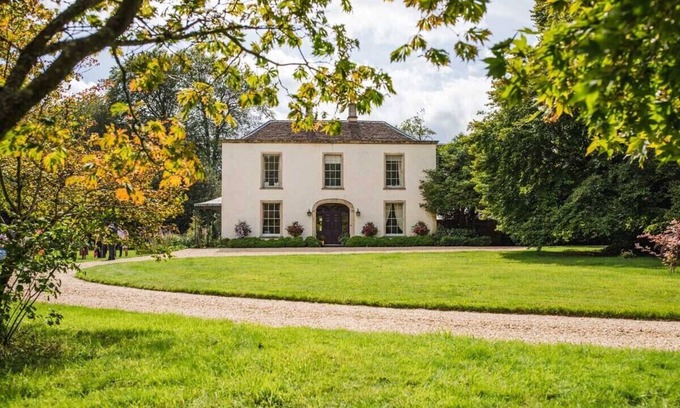 Kingscote House | Grade II Listed Regency House