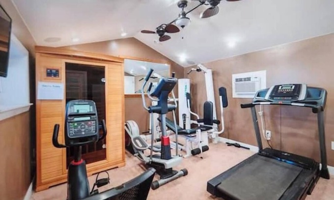 Kanab House | Grammie's Manor & Cottage,2houses, slp17; hottub+gym+sauna+firepit+yard/downtown