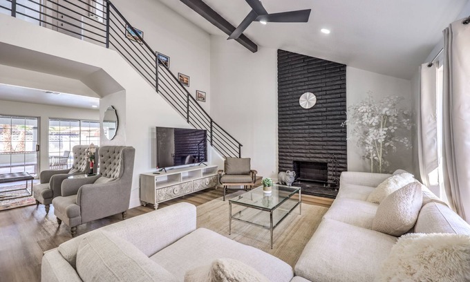 Paradise House | GRAND, 5BD 4BETH Pool Home,14 GUEST,4.5 miles to STRIP!