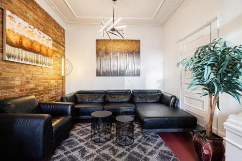 Mile End Apartment | Grand App up to 12