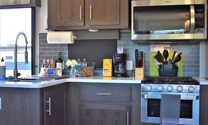 Williams House | Grand Canyon RV Glamping Deluxe Luxury Suite (Glamping Getaway - With Fireplace)