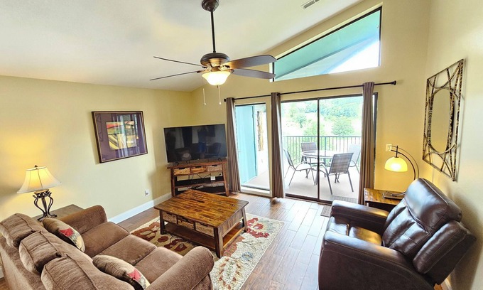 Branson Condo | Grand Getaway Branson Suite at the Greens at Thousand Hills! Great Rates!