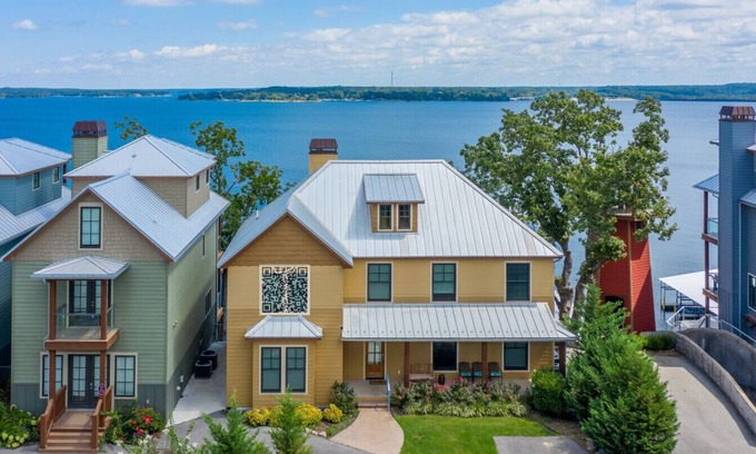Vinita House | Grand Lake Frontage: 5Bed & 5.5 Bath Grand Lake O' the Cherokees up to 25 guests
