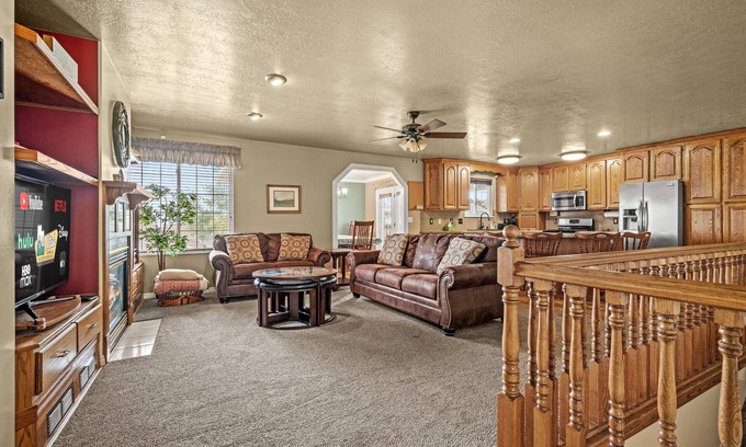 North Ogden House | Grand Ogden Lodge, Hot Tub, Close to Ski Resorts – 6 BR | 5 Baths | Hot Tub
