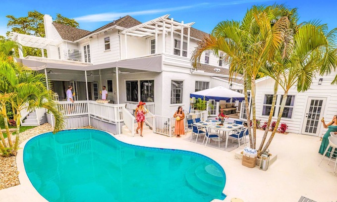 Old Northwood House | Grand Residence | Heated Pool | Beach Proximity | Emerald Key | RESlDENCES