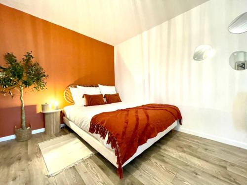 Oyonnax Apartment | Grand Studio Chez Soi - Queen size bed - Terrasse