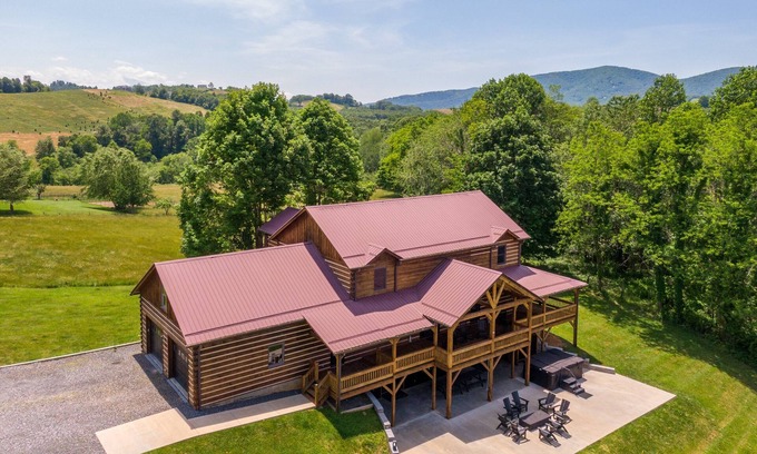 West Jefferson Cabin | Grand Vista Lodge - Huge Cabin 5min to West Jefferson Downtown! VIEWS, Hot Tub, Pool Table, Firepit!