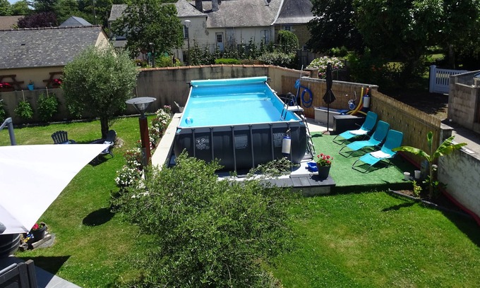 Menil House | Grande Maison Avec Piscine a 2 pas de la Mayenne