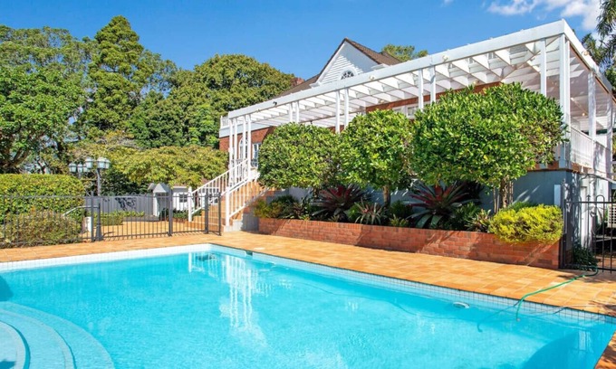 Greenlane House | Grande Vista 5Br Manor with Pool & Mt Eden Views