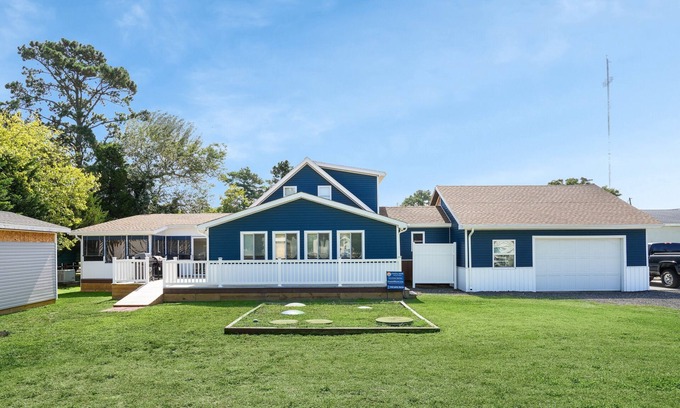 Chincoteague House | Grandma's House - Close to town, game area & large yard!