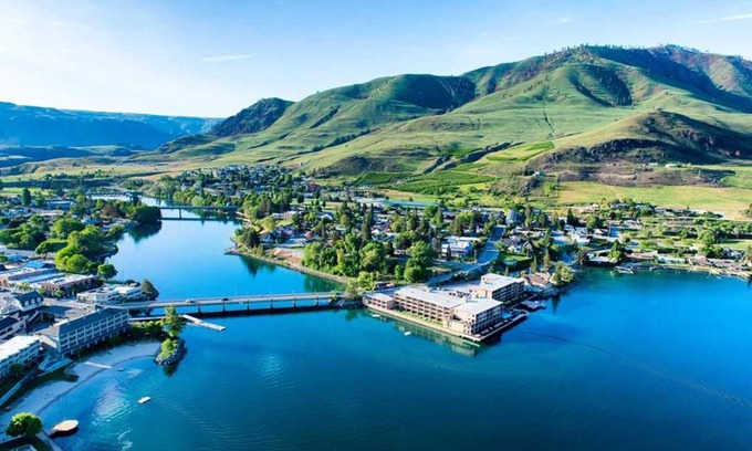 Chelan Apartment | Grandview Lake Chelan- Waterfront View, Pool, Hot tub, Golf, 1 Min To Downtown