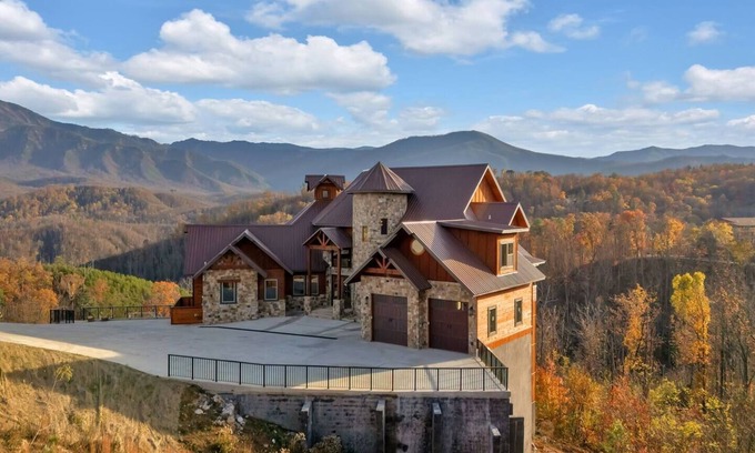 Chalet Village House | Grandview Lodge - Gatlinburg Burns