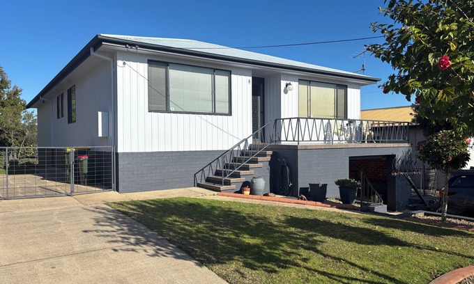 Batehaven House | Gravity Stayz - 5min ride to the Mogo Trails and beautiful beaches